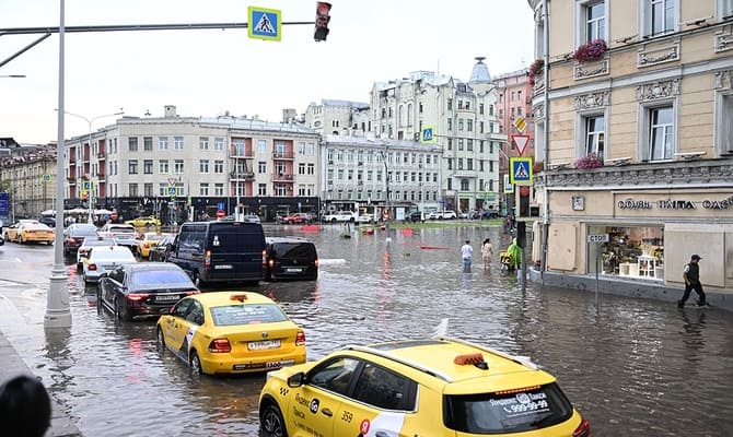 Moskova'da yağış rekoru: caddeler sular altına kaldı