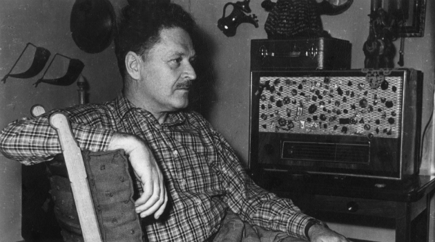 "Nazım Hikmet, Müslüman mezar taşının ayak altına döşenmesine tepki gösterdi"