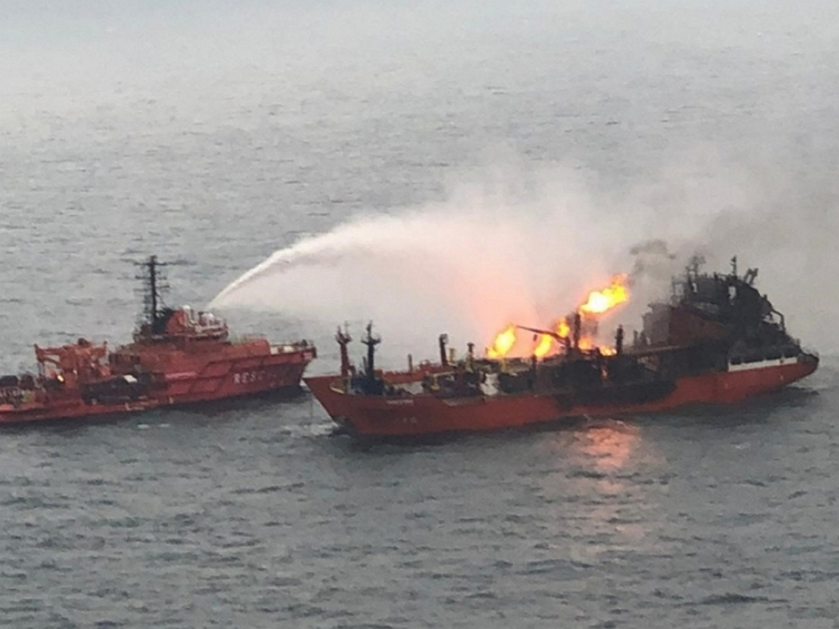 Azak Denizi'nde petrol tankerindeki patlama sonucu kaybolan denizcileri arama çalışmaları devam ediyor