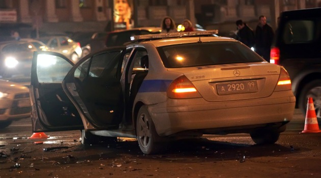 Moskova’da sarhoş polis, polis aracına çarptı