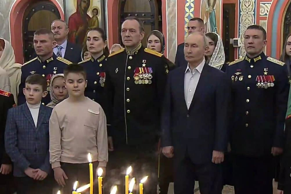 Putin, Noel'i Askerler ve Aileleriyle Birlikte Kilisede Kutladı