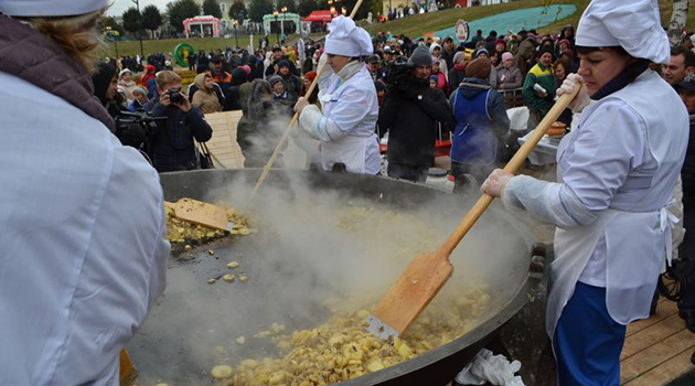 Rusya’da meydanda dev tavada 150 kilogram patates kızartması