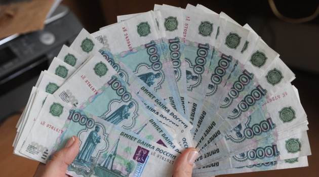 Rus genç hesabına yatan 300 milyar doları bankaya bildirdi