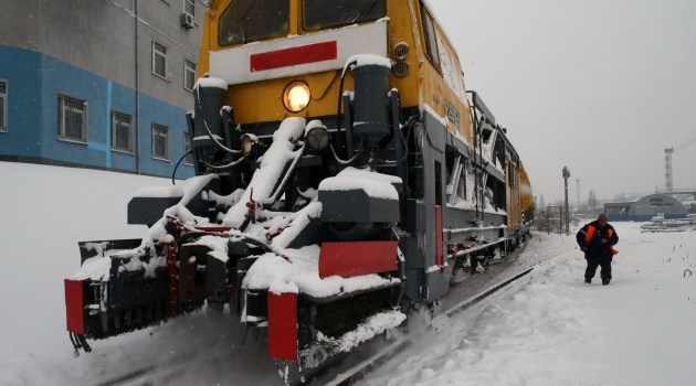 Vagondan düşen vatandaş eksi 40 derecede trenin peşinden koştu