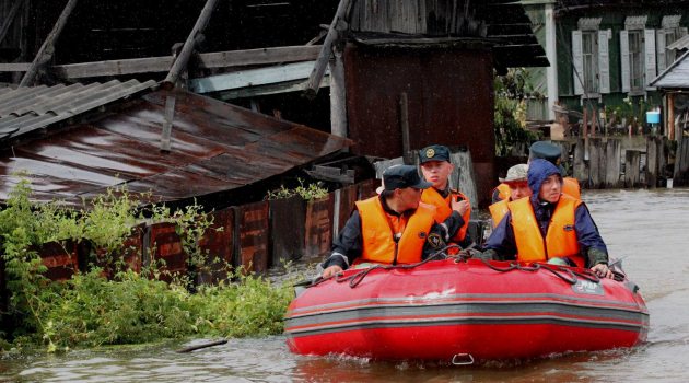 Rusya alarmda; Amur nehri yükseliyor, 100 bin kişi tahliye edilebilir