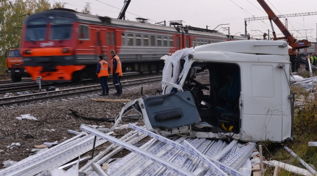 Moskova’da tren TIR’ı biçti, şoför sağ kurtuldu