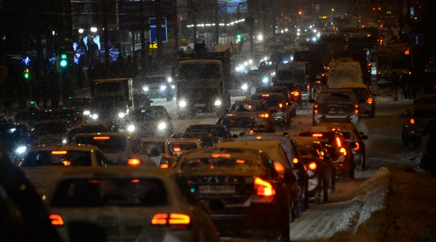 Yılbaşı ve kar Moskova'da trafiği 10 puana çıkardı