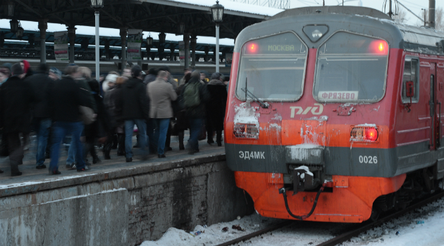 Rus asker, tren rayına düşen köpeği kurtarırken kendisi öldü