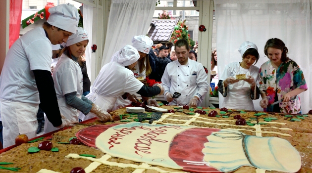 Moskova’da reçel festivali için çeyrek tonluk elmalı kek