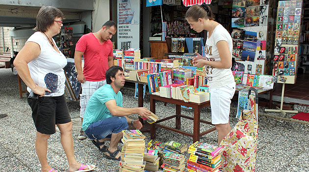 Yerleşik Ruslar, okudukları kitapları hediye ederek mutlu oluyor