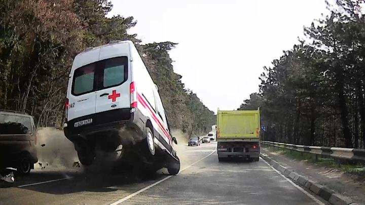 Rusya'da ambulansın karıştığı kaza anı böyle görüntülendi