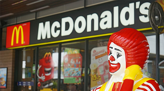 Rusya'da bir kadın, McDonald's'da kırılan dişleri için 900 bin rublelik dava açtı