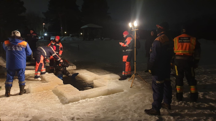 Rusya’da, buz tutmuş nehirdeki vaftiz havuzuna dalan kadın çocuklarının gözü önünde kayboldu