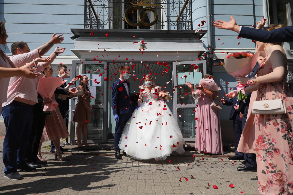 Rusya’da koronavirüs evlenecek çiftleri de etkiledi; düğün masrafları arttı