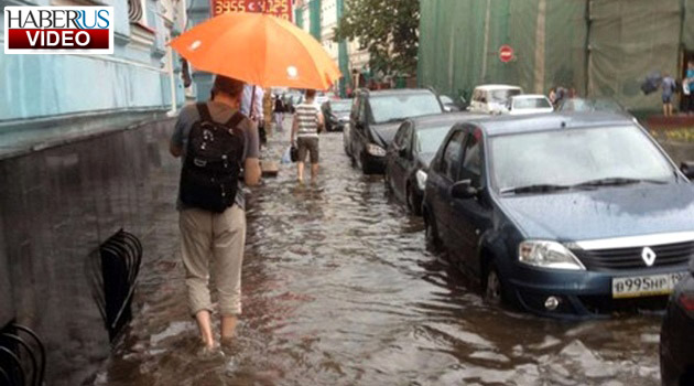 Moskova'yı sağanak yağmur teslim aldı: 3 ölü, 3 yaralı