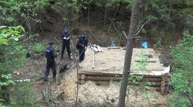 Rusya'da bir kişi kıyamet kopacak korkusuyla ormanda sığınak yaptı