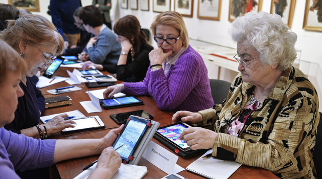 Moskova’da yaşlılar için tablet eğitimi başlatıldı