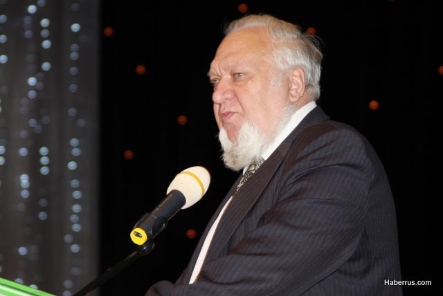 Fatih Kısaparmak Moskova'yı kilim kilim dokudu
