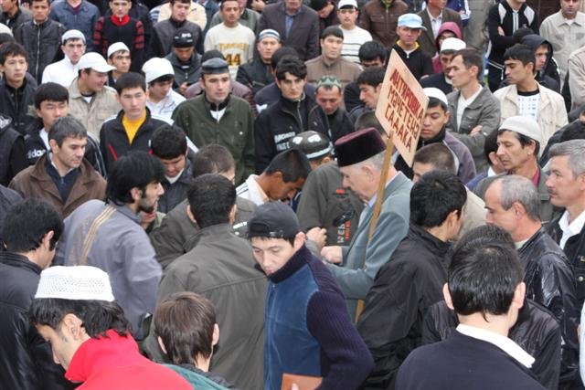 Moskova’da 50 bin kişi sokakta bayram namazı kıldı