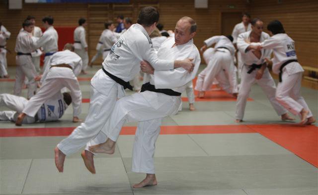 Putin judo elbiselerini giydi, kara kuşağını kuşandı