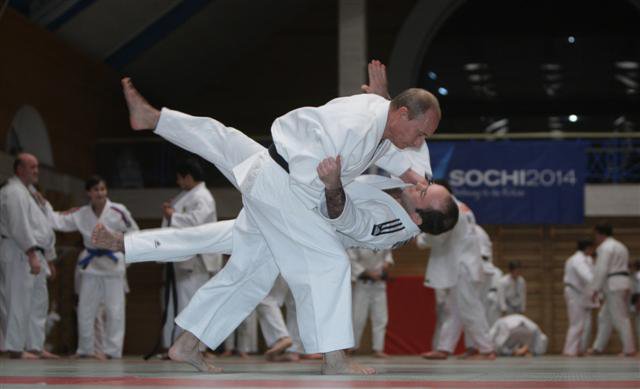 Putin judo elbiselerini giydi, kara kuşağını kuşandı