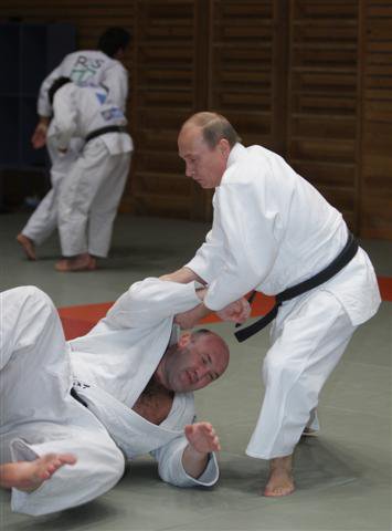 Putin judo elbiselerini giydi, kara kuşağını kuşandı