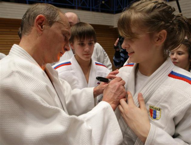 Putin judo elbiselerini giydi, kara kuşağını kuşandı