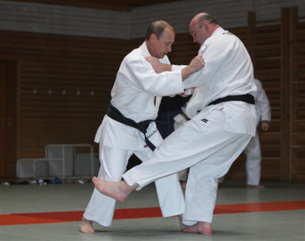 Putin judo elbiselerini giydi, kara kuşağını kuşandı