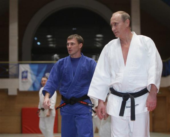 Putin judo elbiselerini giydi, kara kuşağını kuşandı