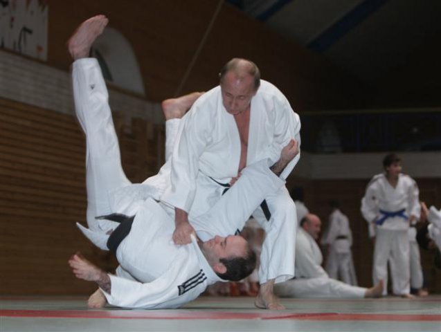 Putin judo elbiselerini giydi, kara kuşağını kuşandı