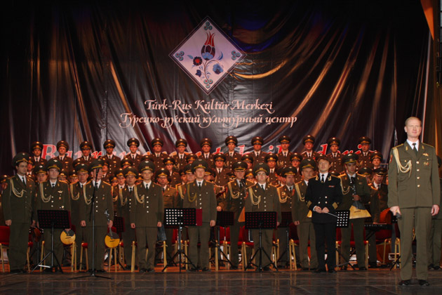 Rusya’da Kızıl Ordu konser verdi, Van için yardım toplandı