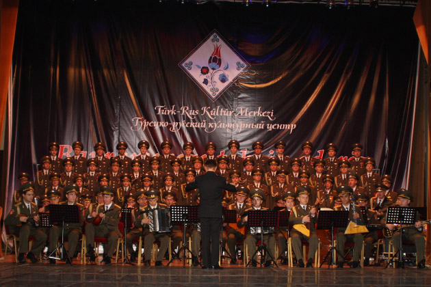 Rusya’da Kızıl Ordu konser verdi, Van için yardım toplandı