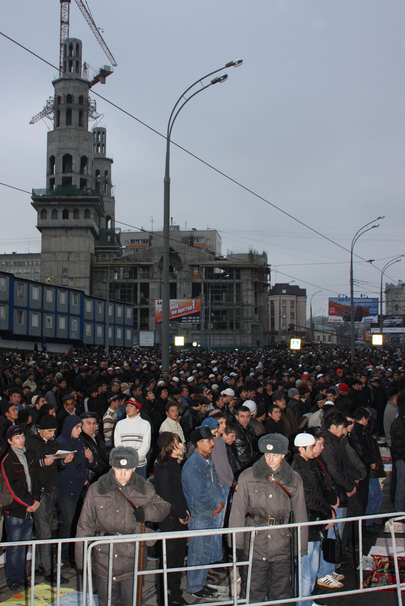 Moskova'da 70 bin kişi sokakta bayram namazı kıldı
