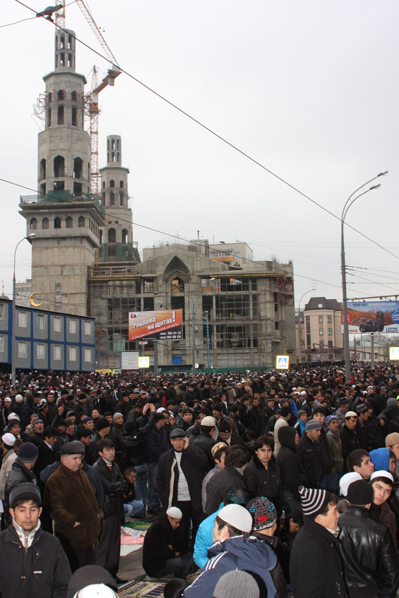 Moskova'da 70 bin kişi sokakta bayram namazı kıldı