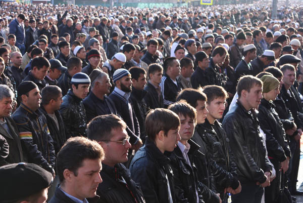 Moskova'da on binler sokakta bayram namazı kıldı