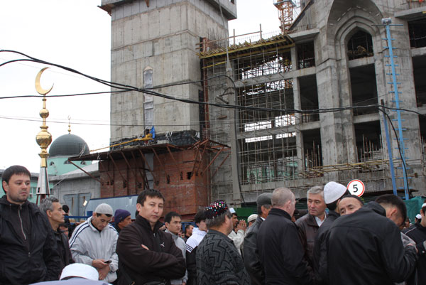 Moskova'da on binler sokakta bayram namazı kıldı