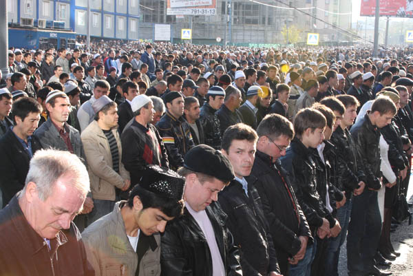 Moskova'da on binler sokakta bayram namazı kıldı