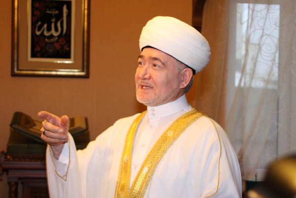 Moskova'da on binler sokakta bayram namazı kıldı