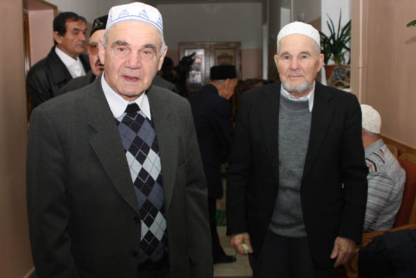 Moskova'da on binler sokakta bayram namazı kıldı