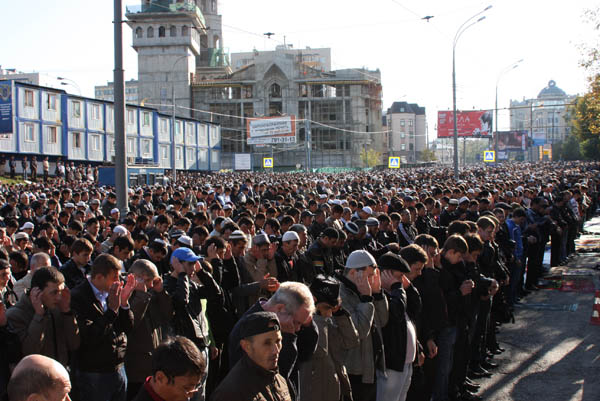 Moskova'da on binler sokakta bayram namazı kıldı