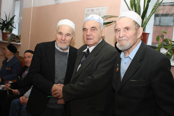 Moskova'da on binler sokakta bayram namazı kıldı