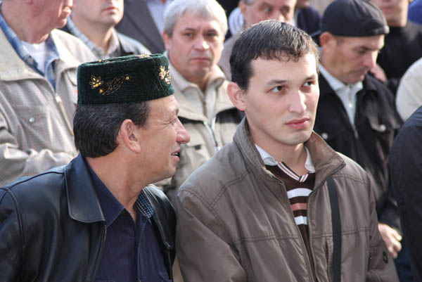 Moskova'da on binler sokakta bayram namazı kıldı