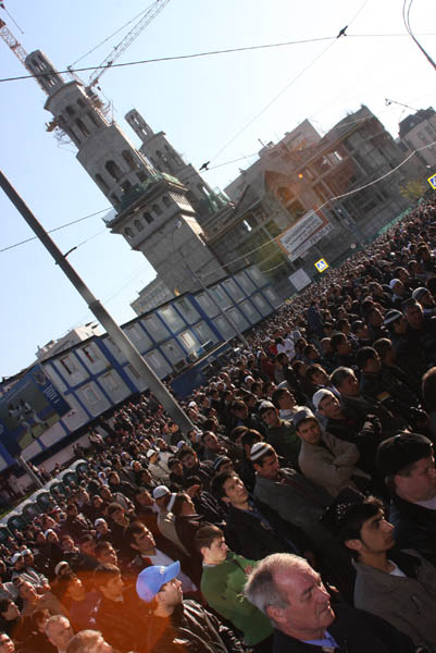 Moskova'da on binler sokakta bayram namazı kıldı