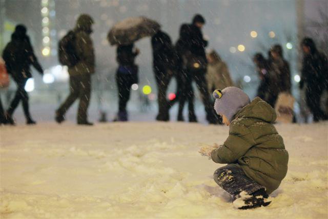 Moskova’ya 2 cm. kar yağdı, şehir kilitlendi