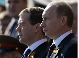 Medvedev, Putin’i basında yendi