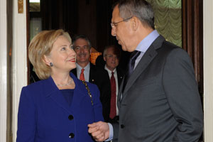 Lavrov, Clinton'ı İran'a yaptırımların ertelenmesi konusunda ikna etti