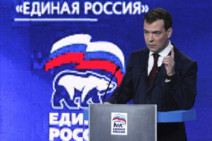 Medvedev’den Putin’in partisine demokrasi eleştirisi