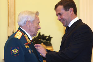 90 yaşına giren Kalaşnikof’a Medvedev kahramanlık madalyası verdi