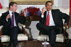 Medvedev, Obama ile nükleer silahlarda indirim ve İran’ı görüşecek