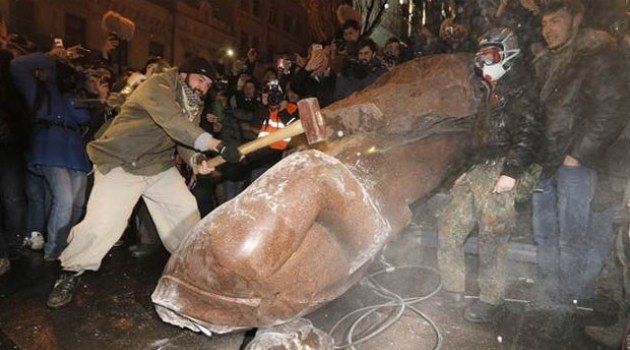 Ukrayna'da göstericiler Lenin'in heykelini balyozla kırdı